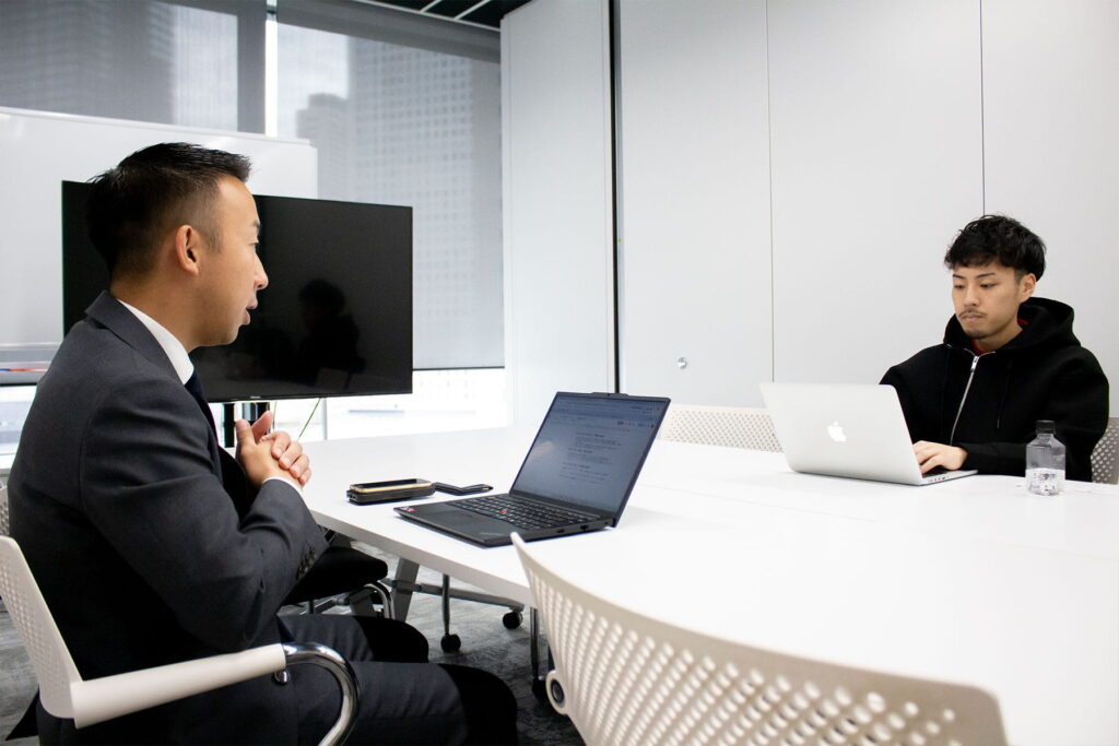 店舗経営のオキテの後藤廉からインタビューを受けるアルファノートの早坂さん